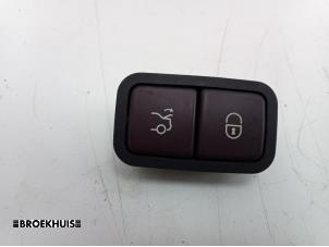 Gebruikte Schakelaar achterklep Mercedes CLS (C257) 350d 2.9 24V 4-Matic Prijs € 15,00 Margeregeling aangeboden door Autobedrijf Broekhuis B.V.