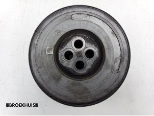 Gebruikte Poelie Krukas Mercedes E (W212) E-220 CDI 16V BlueEfficiency,BlueTEC Prijs € 40,00 Margeregeling aangeboden door Autobedrijf Broekhuis B.V.