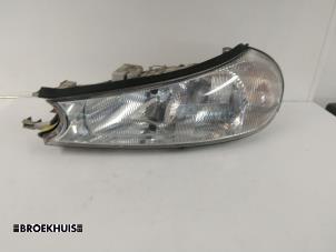 Gebruikte Linker Koplamp Ford Mondeo II Wagon 2.0i 16V E2/96 EEC Prijs € 20,00 Margeregeling aangeboden door Autobedrijf Broekhuis B.V.