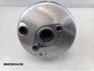 Gebruikte Rembekrachtiger Porsche Macan (95B) 3.6 V6 24V Turbo Prijs € 125,00 Margeregeling aangeboden door Autobedrijf Broekhuis B.V.