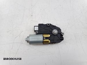 Gebruikte Schuifdak Motor Mercedes ML III (166) 3.0 ML-350 BlueTEC V6 24V 4-Matic Prijs € 100,00 Margeregeling aangeboden door Autobedrijf Broekhuis B.V.