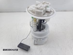 Gebruikte Tank element Pomp Renault Clio IV Estate/Grandtour (7R) 0.9 Energy TCE 90 12V Prijs € 25,00 Margeregeling aangeboden door Autobedrijf Broekhuis B.V.