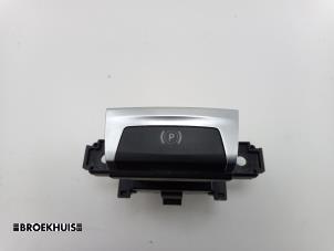 Gebruikte Handrem schakelaar Peugeot 308 SW (L4/L9/LC/LJ/LR) 1.6 BlueHDi 120 Prijs € 20,00 Margeregeling aangeboden door Autobedrijf Broekhuis B.V.