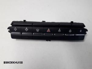 Gebruikte Paniekverlichtings Schakelaar Peugeot 5008 I (0A/0E) 2.0 HDiF 16V Prijs € 20,00 Margeregeling aangeboden door Autobedrijf Broekhuis B.V.
