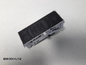 Gebruikte Display Interieur Peugeot 5008 I (0A/0E) 2.0 HDiF 16V Prijs € 15,00 Margeregeling aangeboden door Autobedrijf Broekhuis B.V.