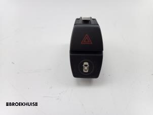 Gebruikte Schakelaar Paniekverlichting BMW X5 (F15) xDrive 40e PHEV 2.0 Prijs € 20,00 Margeregeling aangeboden door Autobedrijf Broekhuis B.V.