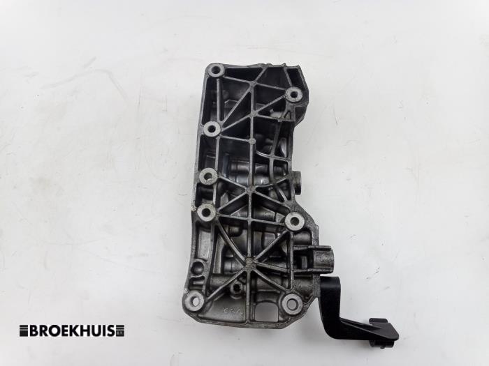 Dynamosteun onder van een BMW 1 serie (F20) 125d 2.0 16V 2012