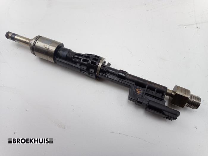 Injector (benzine injectie) van een BMW 1 serie (F20) M135i xDrive 3.0 24V 2013