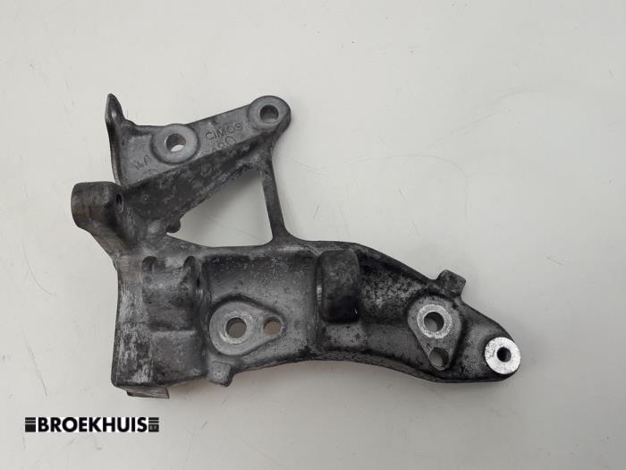 Gebruikte Dynamosteun boven Volvo V40 (MV) 1.6 D2 Prijs € 20,00 Margeregeling aangeboden door Autobedrijf Broekhuis B.V.