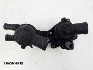 Gebruikte Thermostaathuis Volkswagen Golf V (1K1) 1.6 FSI 16V Prijs € 25,00 Margeregeling aangeboden door Autobedrijf Broekhuis B.V.