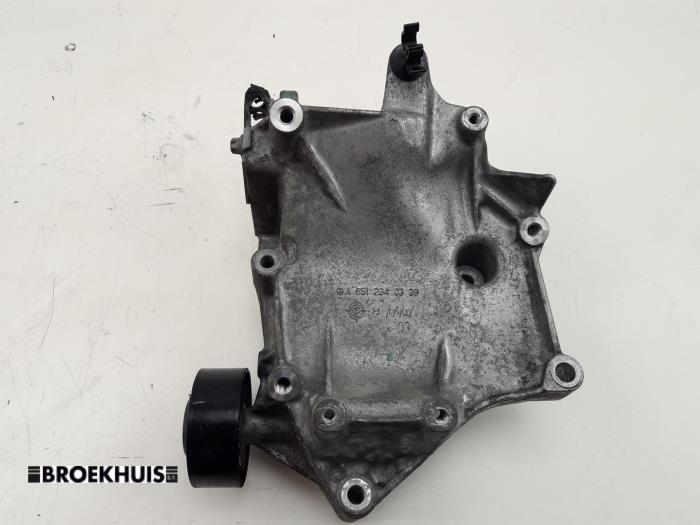 Gebruikte Dynamosteun onder Mercedes C (W205) C-220 2.2 CDI BlueTEC, C-220 d 16V Prijs € 30,00 Margeregeling aangeboden door Autobedrijf Broekhuis B.V.
