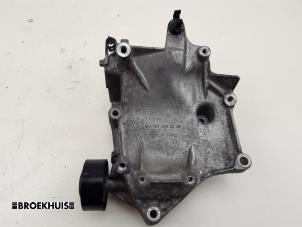 Gebruikte Dynamosteun onder Mercedes C (W205) C-200d 2.2 16V Prijs € 30,00 Margeregeling aangeboden door Autobedrijf Broekhuis B.V.