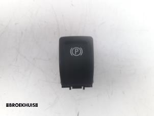 Gebruikte Handrem schakelaar Opel Insignia Sports Tourer 1.5 Turbo 16V 165 Prijs € 15,00 Margeregeling aangeboden door Autobedrijf Broekhuis B.V.