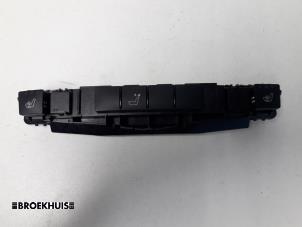 Gebruikte Schakelaar Stoelverwarming Mercedes E (W212) E-220 CDI 16V BlueEfficiency,BlueTEC Prijs € 25,00 Margeregeling aangeboden door Autobedrijf Broekhuis B.V.