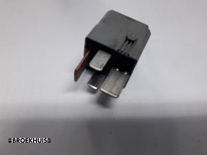 Gebruikte Relais Mercedes E (W211) 2.2 E-200 CDI 16V Prijs € 5,00 Margeregeling aangeboden door Autobedrijf Broekhuis B.V.