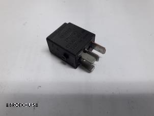 Gebruikte Relais Mercedes E (W211) 2.2 E-200 CDI 16V Prijs € 5,00 Margeregeling aangeboden door Autobedrijf Broekhuis B.V.