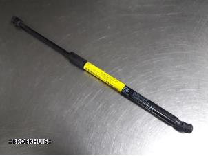 Gebruikte Kofferdekseldemper links-achter Hyundai iX20 (JC) 1.4i 16V Prijs € 10,00 Margeregeling aangeboden door Autobedrijf Broekhuis B.V.