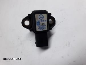 Gebruikte Map Sensor (inlaatspruitstuk) Mercedes C (W203) 2.2 C-200 CDI 16V Prijs € 15,00 Margeregeling aangeboden door Autobedrijf Broekhuis B.V.