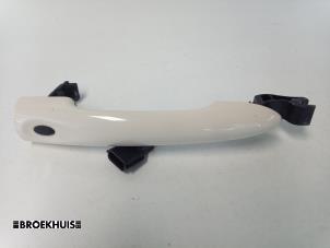 Gebruikte Portiergreep 4Deurs rechts-voor Renault Captur (2R) 0.9 Energy TCE 12V Prijs € 20,00 Margeregeling aangeboden door Autobedrijf Broekhuis B.V.