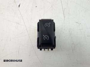 Gebruikte Schakelaar Renault Captur (2R) 0.9 Energy TCE 12V Prijs € 15,00 Margeregeling aangeboden door Autobedrijf Broekhuis B.V.