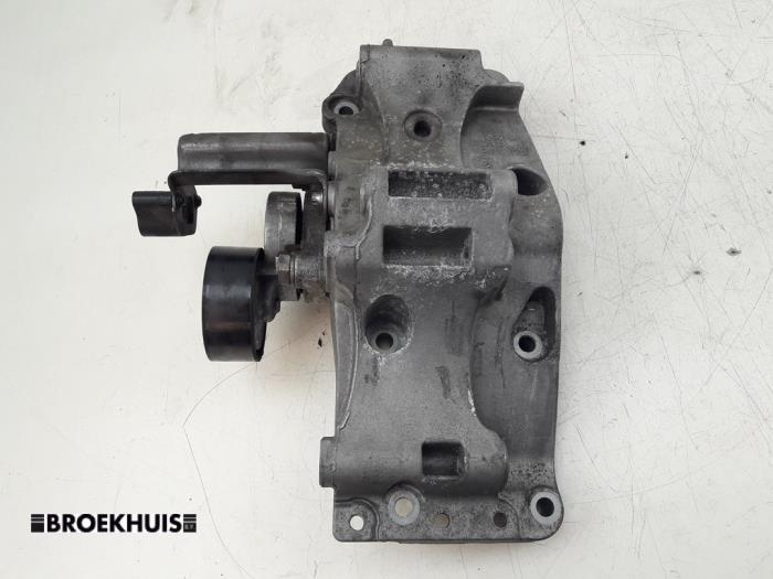 Gebruikte Dynamosteun onder BMW 5 serie Touring (F11) 520d 16V Prijs € 50,00 Margeregeling aangeboden door Autobedrijf Broekhuis B.V.