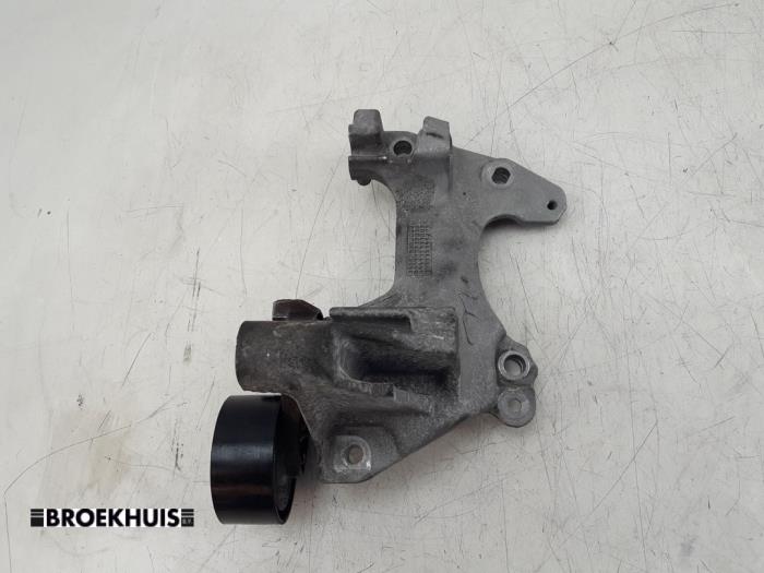 Gebruikte Dynamosteun onder Renault Captur I (2R) 0.9 Energy TCE 12V Prijs € 25,00 Margeregeling aangeboden door Autobedrijf Broekhuis B.V.