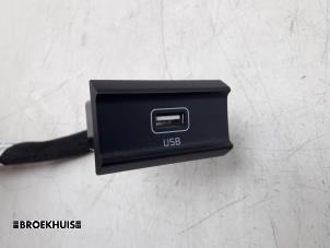 Gebruikte AUX/USB aansluiting Kia Niro I (DE) 64 kWh Prijs € 25,00 Margeregeling aangeboden door Autobedrijf Broekhuis B.V.