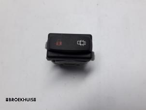 Gebruikte Schakelaar Centr. Deurvergrendeling Renault Espace (JK) Prijs € 7,50 Margeregeling aangeboden door Autobedrijf Broekhuis B.V.