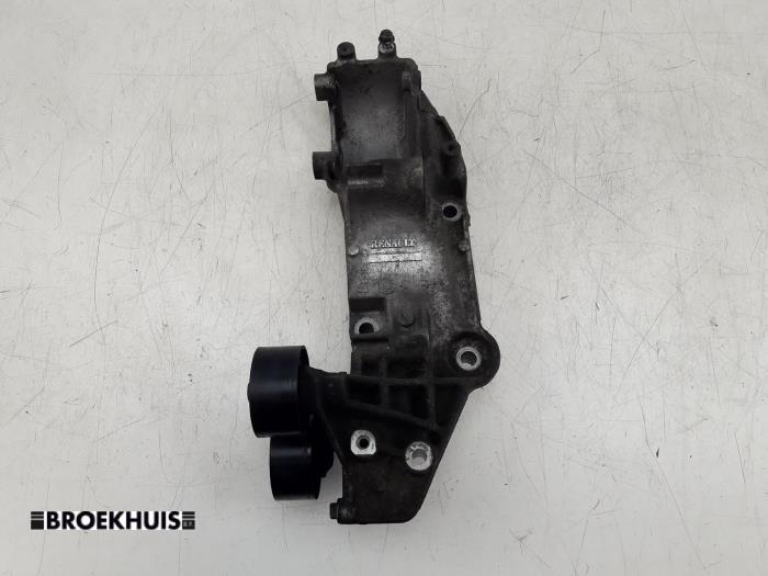 Gebruikte Dynamosteun onder Renault Master III (FV) 2.3 dCi 100 16V FWD Prijs € 48,40 Inclusief btw aangeboden door Autobedrijf Broekhuis B.V.