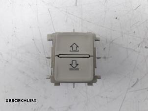 Gebruikte Schuifdak schakelaar Skoda Kodiaq 2.0 TDI 150 16V Prijs € 10,00 Margeregeling aangeboden door Autobedrijf Broekhuis B.V.