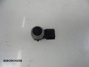 Gebruikte PDC Sensor Renault Clio IV Estate/Grandtour (7R) 1.5 Energy dCi 90 FAP Prijs € 20,00 Margeregeling aangeboden door Autobedrijf Broekhuis B.V.