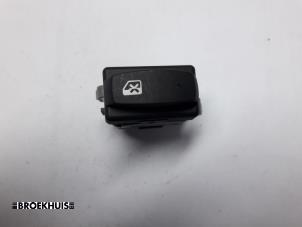 Gebruikte Raam schakelaar elektrisch Renault Clio III (BR/CR) 1.6 16V Prijs € 5,00 Margeregeling aangeboden door Autobedrijf Broekhuis B.V.