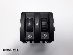 Gebruikte Schakelaar Koplamp Ihv Renault Twingo II (CN) 1.2 16V Prijs € 10,00 Margeregeling aangeboden door Autobedrijf Broekhuis B.V.