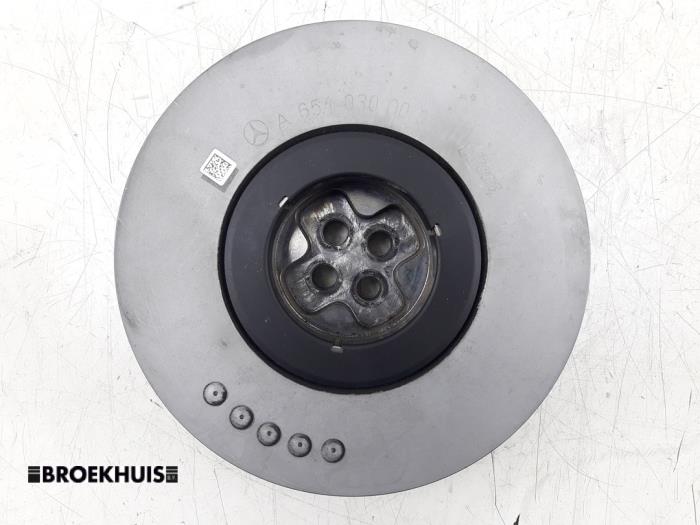 Gebruikte Poelie Krukas Mercedes C (W205) C-200d 1.6 Turbo 16V Prijs € 100,00 Margeregeling aangeboden door Autobedrijf Broekhuis B.V.
