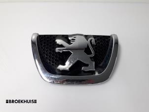 Gebruikte Embleem Peugeot 207/207+ (WA/WC/WM) 1.4 Prijs € 20,00 Margeregeling aangeboden door Autobedrijf Broekhuis B.V.