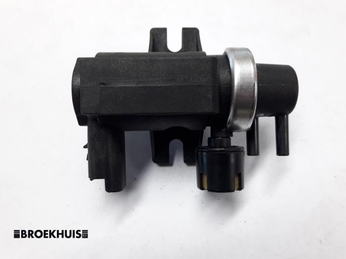 Gebruikte Turbo Overdrukklep Peugeot 206 (2A/C/H/J/S) 2.0 XS,XT HDi Prijs € 15,00 Margeregeling aangeboden door Autobedrijf Broekhuis B.V.
