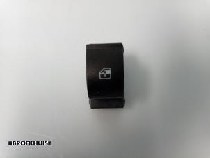 Gebruikte Ruit schakelaar elektrisch Fiat Bravo (198A) 1.6 JTD Multijet 105 Prijs € 5,00 Margeregeling aangeboden door Autobedrijf Broekhuis B.V.