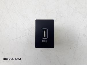 Gebruikte AUX/USB aansluiting Hyundai Kona (OS) 39 kWh Prijs € 25,00 Margeregeling aangeboden door Autobedrijf Broekhuis B.V.