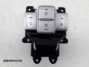 Gebruikte Selectiehendel automaat Hyundai Kona (OS) 39 kWh Prijs € 125,00 Margeregeling aangeboden door Autobedrijf Broekhuis B.V.