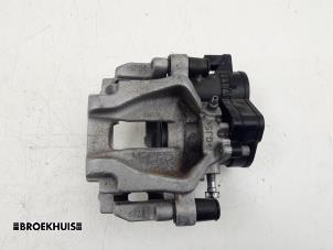 Gebruikte Remklauw (Tang) links-achter Chrysler Pacifica 3.6 V6 24V Prijs € 150,00 Margeregeling aangeboden door Autobedrijf Broekhuis B.V.