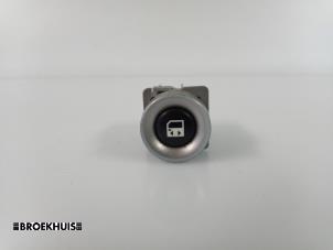 Gebruikte Schuifdeur schakelaar Citroen C8 (EA/EB) 2.0 HPi 16V Prijs € 5,00 Margeregeling aangeboden door Autobedrijf Broekhuis B.V.