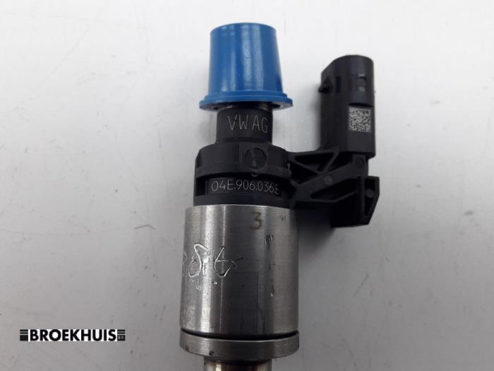 Injector (benzine injectie) van een Volkswagen Golf VII Variant (AUVV) 1.2 TSI BlueMotion 16V 2014
