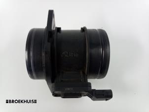 Gebruikte Luchtmassameter Volkswagen Passat Variant (3G5) 1.6 TDI 16V Prijs € 25,00 Margeregeling aangeboden door Autobedrijf Broekhuis B.V.