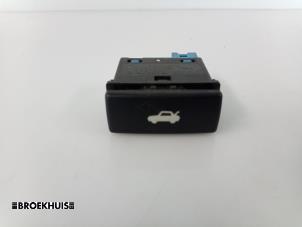 Gebruikte Schakelaar achterklep Rover 75 Prijs € 5,00 Margeregeling aangeboden door Autobedrijf Broekhuis B.V.