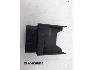 Gebruikte Brandstofpomp relais Volkswagen Golf VII (AUA) 1.4 GTE 16V Prijs € 25,00 Margeregeling aangeboden door Autobedrijf Broekhuis B.V.