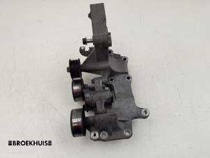 Gebruikte Dynamosteun onder Mitsubishi Outlander (GF/GG) 2.0 16V 4x2 Prijs € 50,00 Margeregeling aangeboden door Autobedrijf Broekhuis B.V.