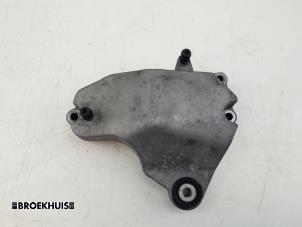 Gebruikte Motorrubber Mercedes GLA AMG (156.9) 2.0 45 AMG Turbo 16V Prijs € 20,00 Margeregeling aangeboden door Autobedrijf Broekhuis B.V.