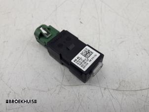 Gebruikte AUX/USB aansluiting Skoda Karoq 1.5 TSI 16V Prijs € 10,00 Margeregeling aangeboden door Autobedrijf Broekhuis B.V.