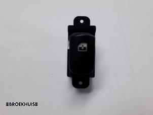 Gebruikte Elektrisch Raam Schakelaar Hyundai i20 1.2i 16V Prijs € 10,00 Margeregeling aangeboden door Autobedrijf Broekhuis B.V.