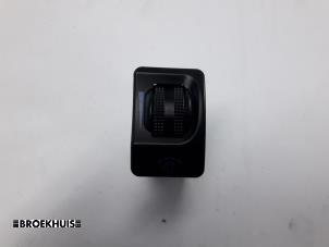 Gebruikte Cockpit dimmer Hyundai Trajet 2.0 16V Prijs € 5,00 Margeregeling aangeboden door Autobedrijf Broekhuis B.V.